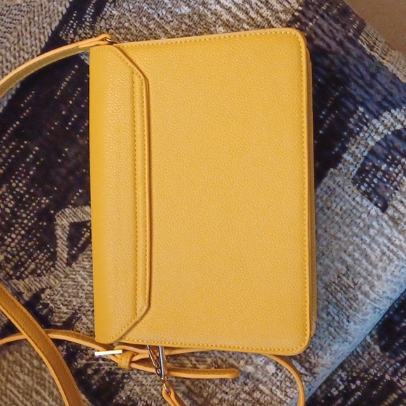 4/$60 Yellow Le Chateau Purse - Small - Picture 2 of 10